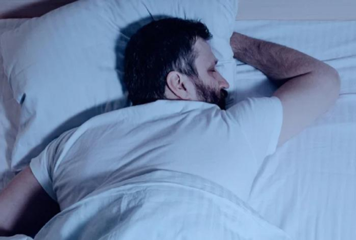 Худшая поза для сна — она может привести к смещению позвоночника