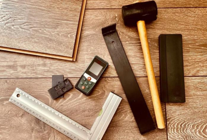 Убираем трещины и сколы на ламинате за секунды — достаточно двух компонентов. Напольное покрытие сразу станет новым