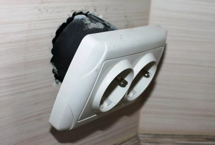 Выпадающая из стены розетка встанет намертво — работы на две минуты. Без гипса и саморезов