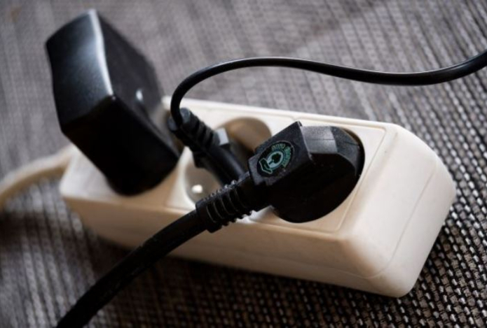 Какие семь бытовых электроприборов нельзя выключать из розетки