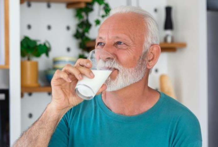 Почему молоко вызывает гниение кишечника у пожилых