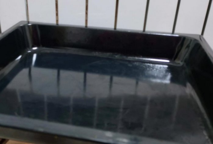 Шесть столовых ложек этих ингредиентов в противень — и нагар сойдет хлопьями. Даже тереть не надо