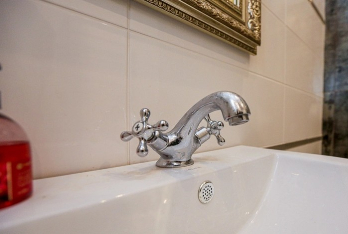 Простой раствор поможет отчистить ванную до блеска — швы и плитка как с завода. Нужны лишь два компонента