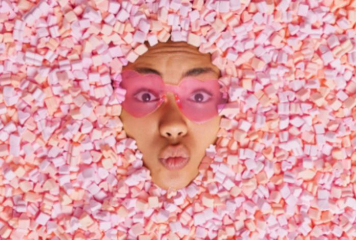 «Сладкий» удар по красоте. Врач назвал разрушительные последствия сахара для кожи