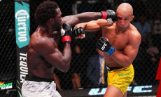 Сенсационным нокаутом после камбэка завершился главный бой турнира UFC. Видео