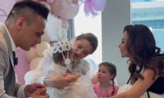 «Ак жол!». Динара Сатжан благословила дочь Ильи Ильина. Видео