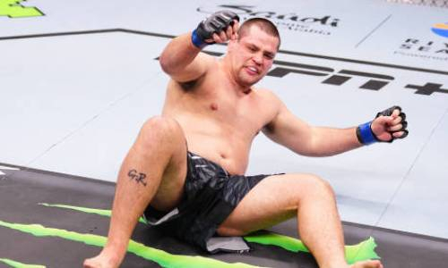 Убойным нокаутом в первом раунде закончился поединок российского бойца в UFC. Видео