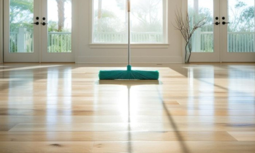 чистый деревянный пол в комнате без мусора