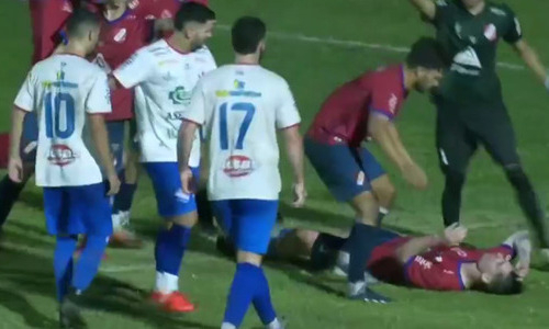 Футболист мощным ударом отправил соперника в нокаут. Видео