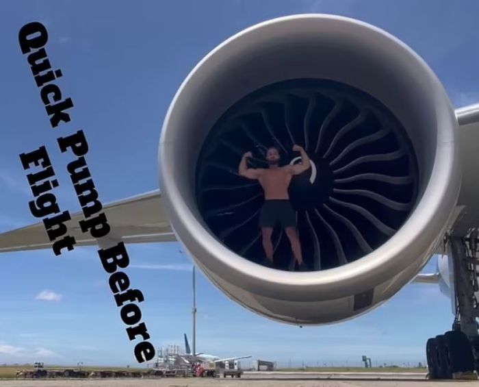 Бодибилдер залез в двигатель самолёта и отжался там ради эффектного кадра. Фото