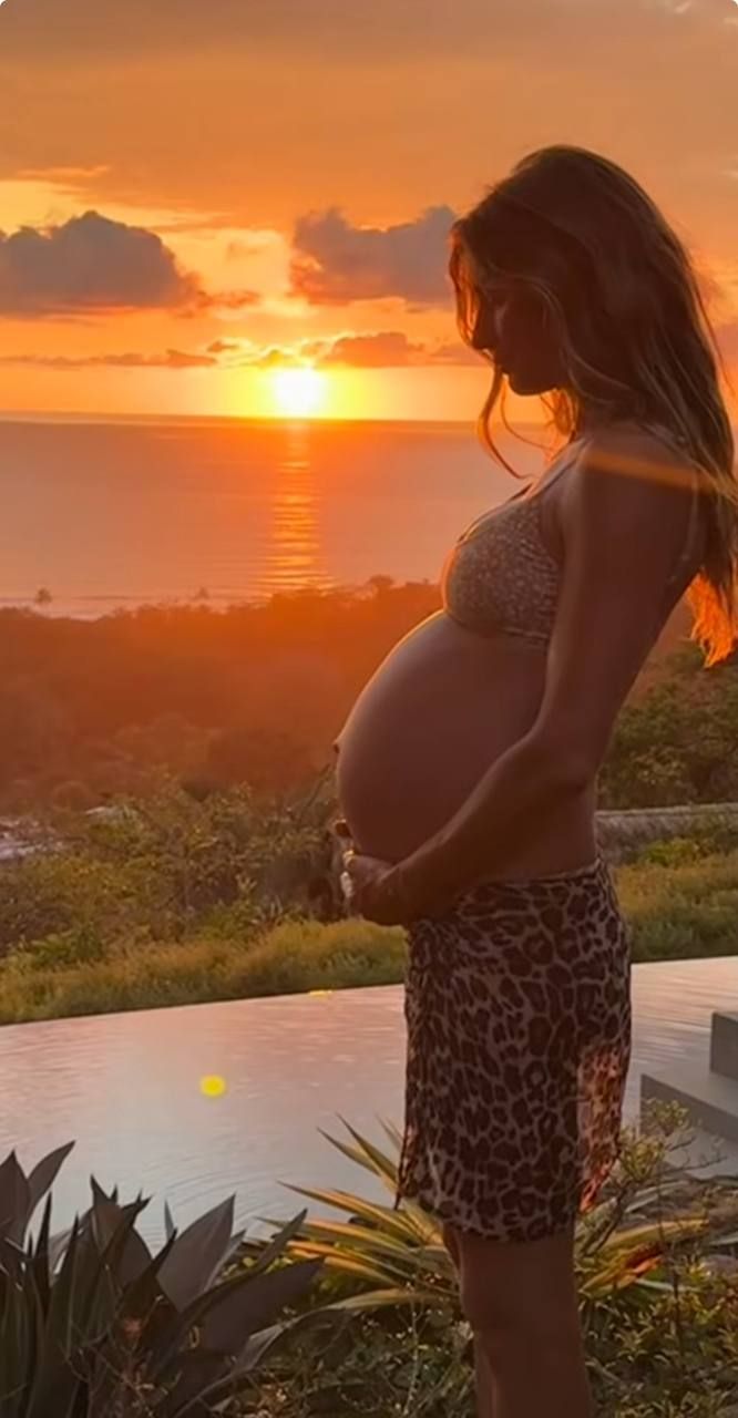 Беременная Жизель Бюндхен показала, как выглядит в бикини. Фото