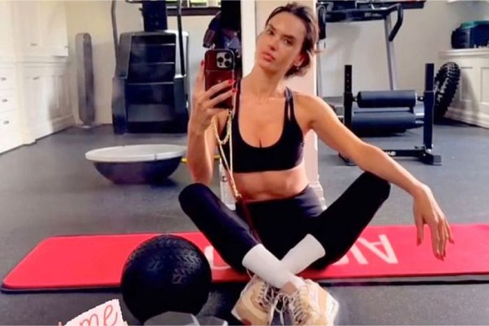 Алессандра Амбросио похвасталась фигурой на тренировке в зале. Фото