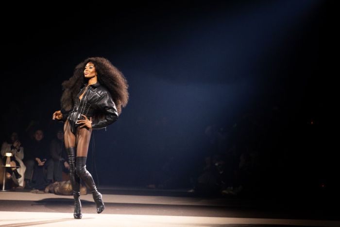 Наоми Кэмпбелл произвела фурор своим выходом на подиум. Фото