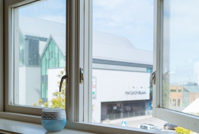 Чем отмыть следы скотча от пластиковых окон за одну минуту