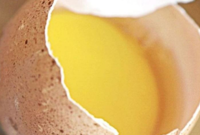 Почему волосы нужно мыть сырым яйцом