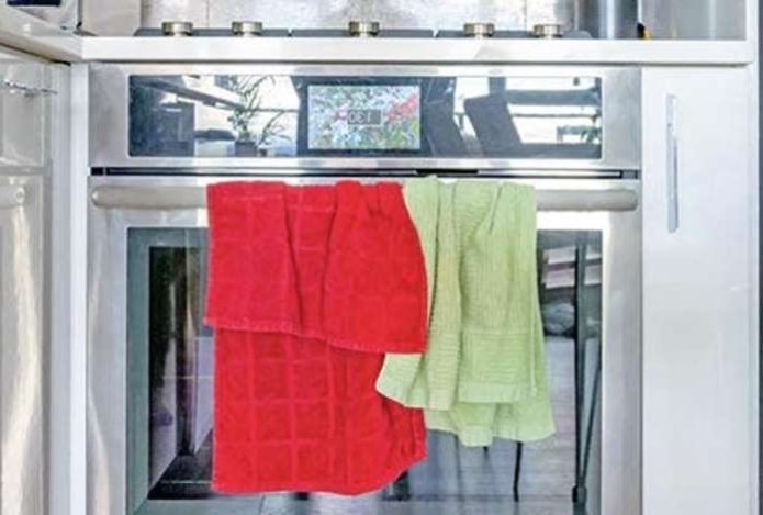Почему нельзя вешать полотенца на дверцу духовки