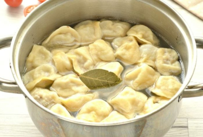 Нужно ли добавлять лавровый лист при варке пельменей