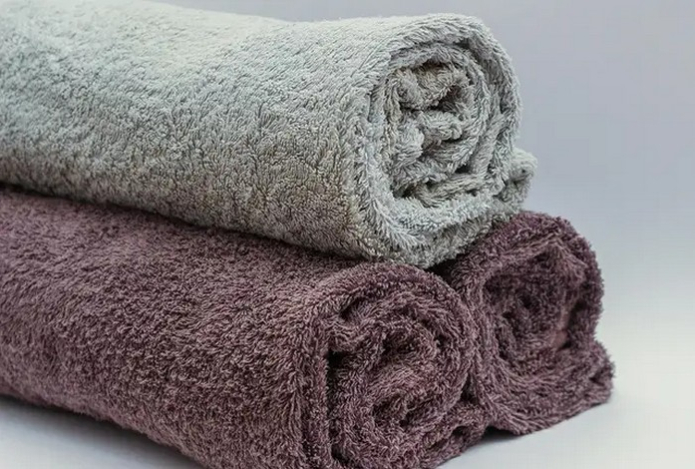 Можно ли стирать одежду вместе с полотенцами — неожиданный ответ