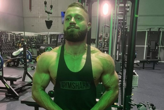 Бодибилдер залез в двигатель самолёта и отжался там ради эффектного кадра. Фото