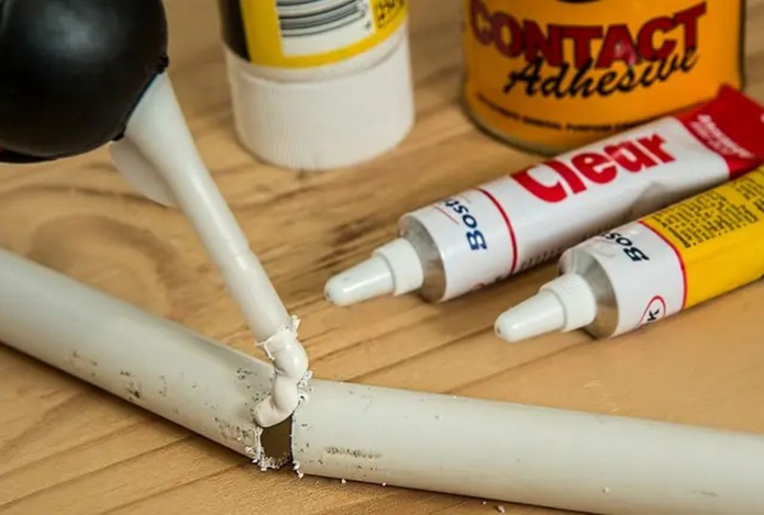 Как легко удалить суперклей с кожи рук, чтобы не навредить себе