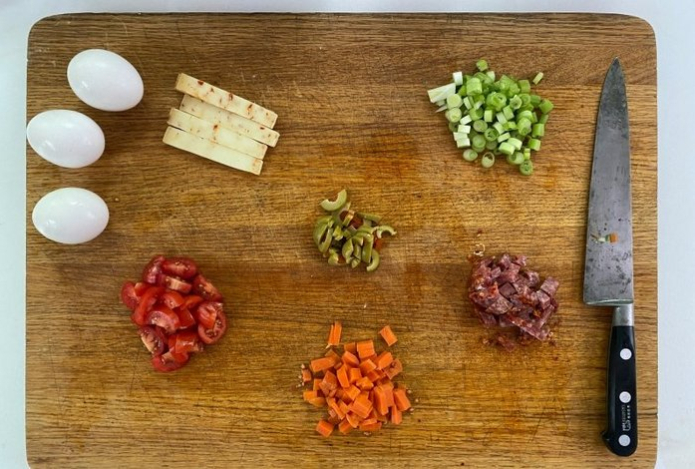 Две ложки и один стакан на разделочную доску — и она как новая. Ни грязи, ни запаха