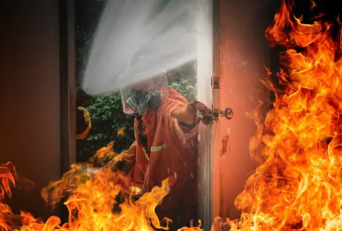 Пожарный назвал вещи, которые запрещено тушить водой при возгорании