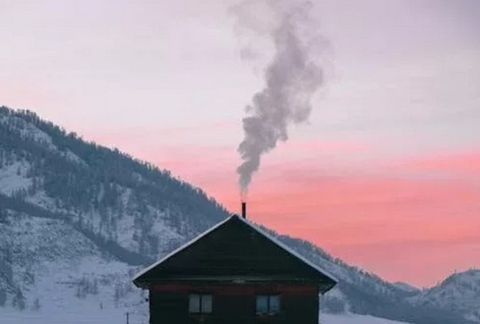 Киньте горсть на угли — и дымоход «вычихнет» всю сажу. Возня с очистками и дедовскими методами в прошлом