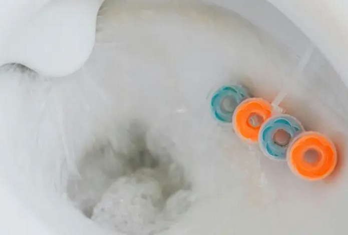 Унитаз будет сиять чистотой — просто кладите это в бачок всего раз в месяц