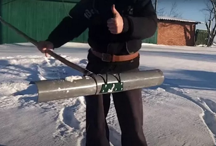 Простое «изобретение» из тяпки облегчит уборку снега — в пять раз быстрее лопаты
