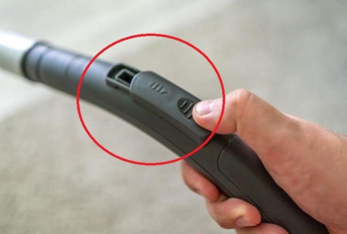 Об этом знают единицы — для чего нужно отверстие на ручке пылесоса