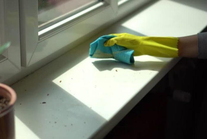 Желтые пятна исчезнут за минуту — чем нужно полить подоконник