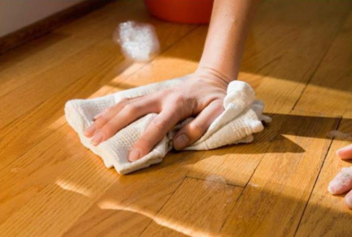 Почему надо мыть пол с солью