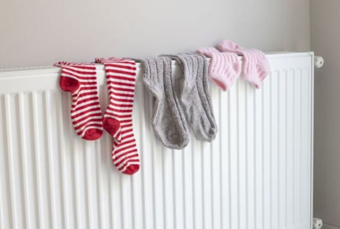 Почему нельзя сушить вещи на батареях — настоящая причина