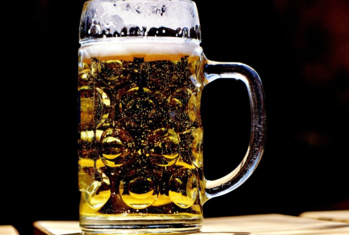 Зачем лить пиво в сковородку — хитрый трюк, который удивит многих