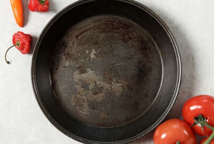 Почему нельзя жарить на поцарапанной сковородке