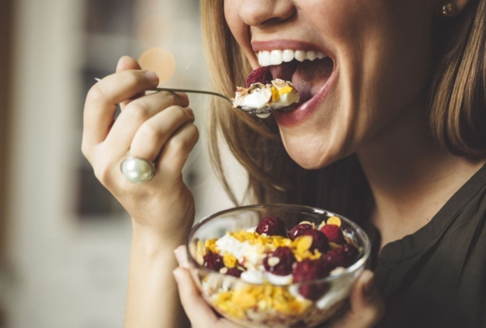 Названы полезные и вредные продукты для здоровья зубов и дёсен