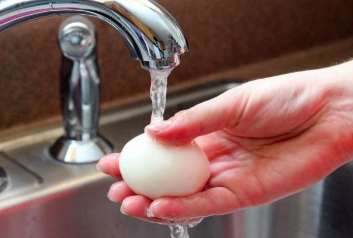 Нужно ли мыть яйца перед приготовлением