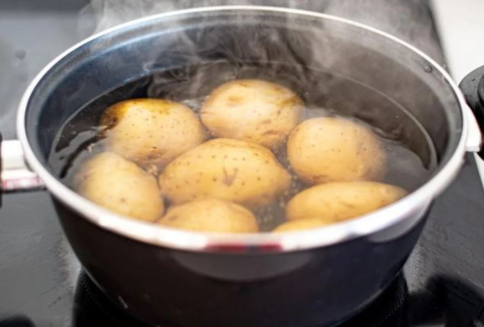 Воду после варки картофеля люди зря сливают в раковину — как используют чудо-отвар