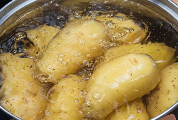 Почему нельзя сливать воду после варки картофеля