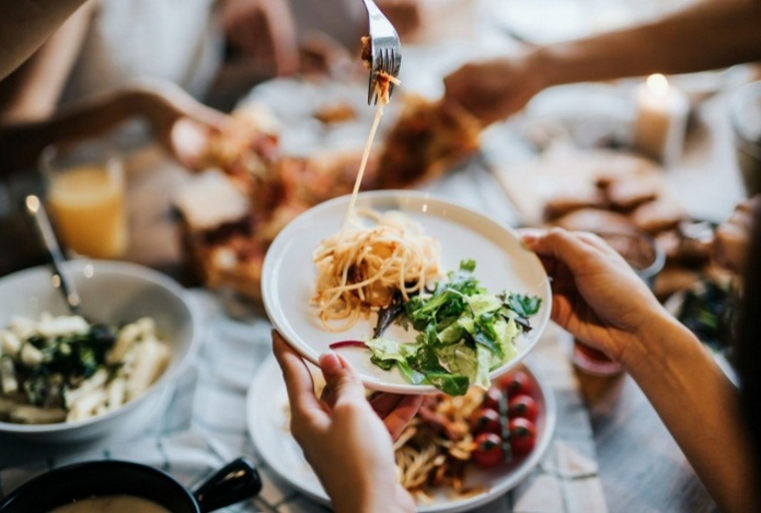 Эксперт назвала худшее время для обеда, если вы следите за своим весом