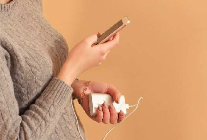 Телефон подключить к зарядке или зарядку в розетку — что первое