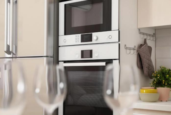 Можно ли ставить микроволновку на холодильник или подоконник