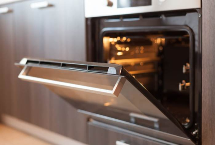 Зачем нужен ящик под духовкой — почти все используют его неправильно