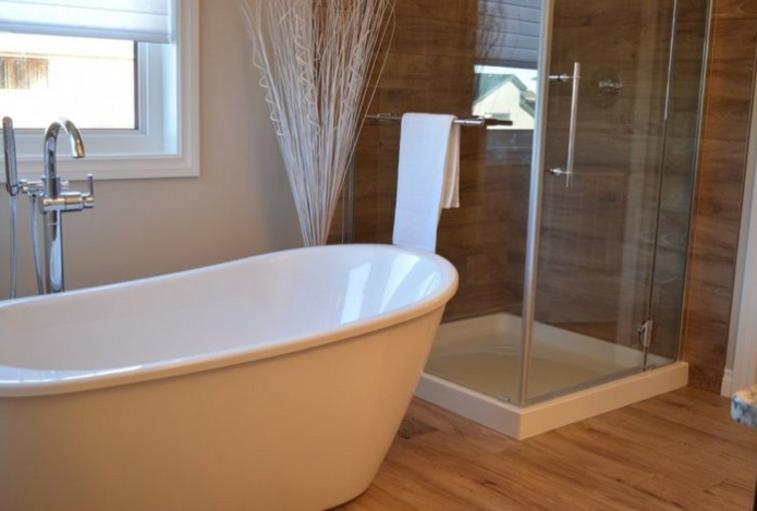 Один колпачок на 500 миллилитров этой смеси — и ванна как новая. От ржавчины и налета не останется и следа 