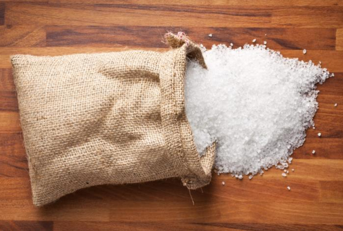 Зачем надо ставить соль под кровать на три дня — ответ удивит многих