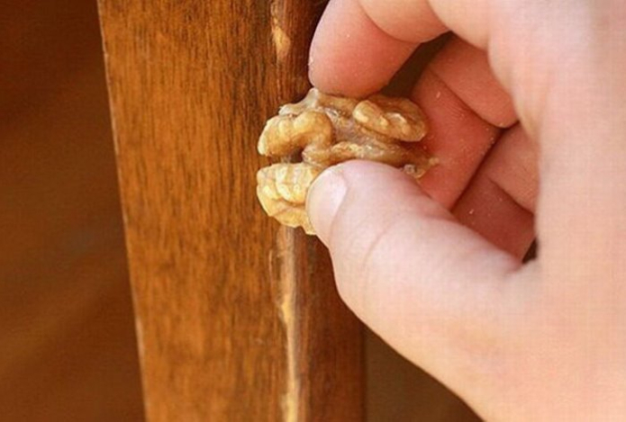Зачем натирать мебель грецкими орехами