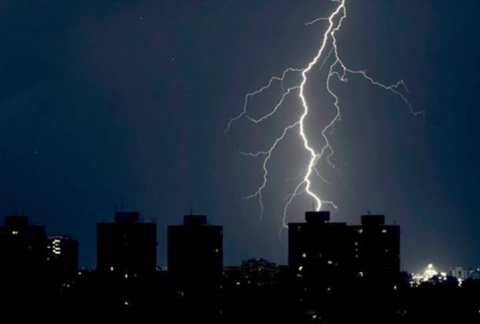 Нужно ли отключать телевизор во время грозы