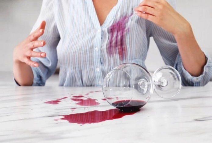 Раскрыты простые способы удалить пятна от вина — на химчистке можно сэкономить