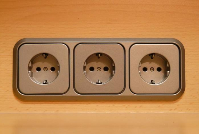 Протираем розетки правильно — и больше не подвергаем жизнь опасности. Пластик будет чистым даже на кухне