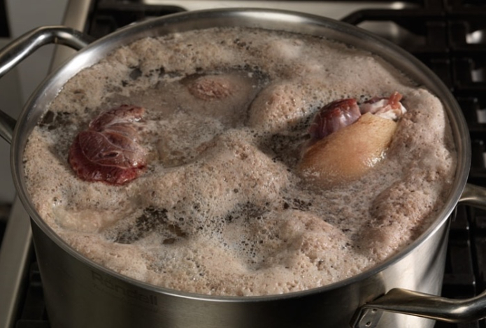 Нужно ли снимать белую пенку во время варки супа